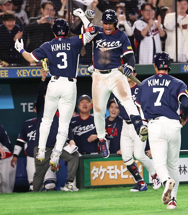 7일 일본 도쿄돔에서 열린 2026 WBC 조별리그 C조 2차전 대한민국과 일본의 경기. 4회초 1사 1루 한국 김혜성이 우중간 투런 홈런을 치고 존스와 세리머니를 하고 있다. 연합뉴스