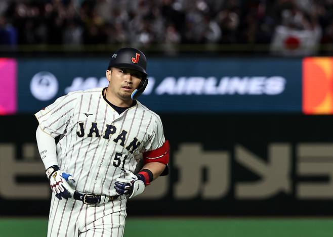 7일 오후 일본 도쿄돔에서 열린 2026 월드베이스볼클래식 C조 조별리그 대한민국과 일본의 경기. 3회말 1사 주자 없는 상황, 일본의 스즈키 세이야가 솔로홈런을 친 뒤 그라운드를 돌고 있다. 뉴스1