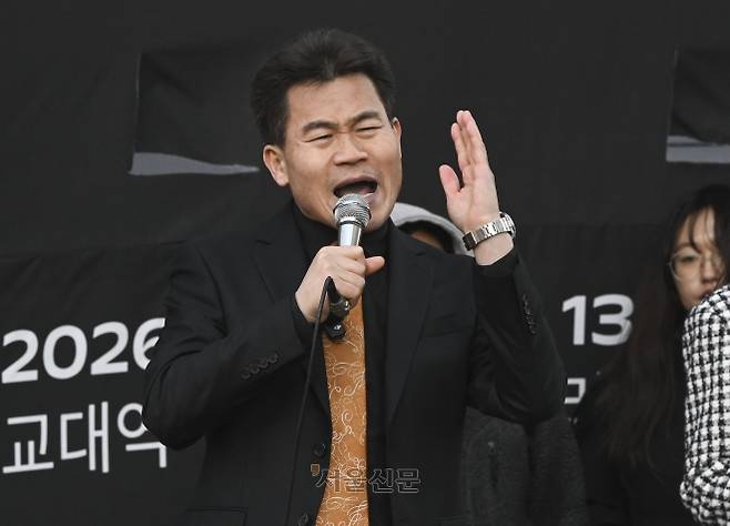 전 한국사 강사이자 유튜버 전한길이 19일 서울 서초구 서울중앙지법 인근에서 열린 무죄 선고 촉구 집회에서 발언하고 있다. 2026.2.19 이지훈 기자