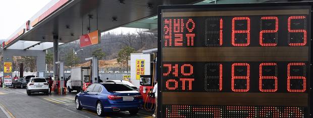 미국과 이스라엘의 이란 공습 여파로 국내 주유소 휘발유와 경유 가격이 가파르게 상승하며 서울 휘발유 평균 가격이 1800원을 넘어섰다. 5일 서울 시내 한 주유소에서 휘발유가 ℓ당 1825원, 경유는 ℓ당 1866원에 판매되고 있다. 오승현 기자