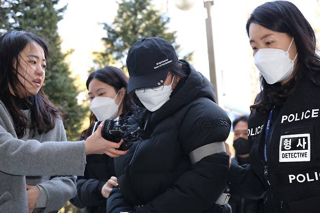 생후 20개월 된 딸을 방임해 숨지게 한 혐의를 받는 20대 친모가 7일 오후 구속 전 피의자 심문(영장실질심사)이 열리는 인천지방법원에 출석하고 있다. ⓒ연합뉴스