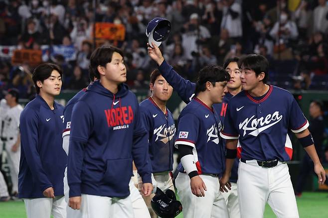 야구 대표팀이 7일 일본 도쿄돔서 열린 일본전을 마친 뒤 덕아웃으로 향하고 있다. 대표팀은 일본과 접전을 펼쳤으나 최종 6-8로 졌다. 도쿄|뉴시스