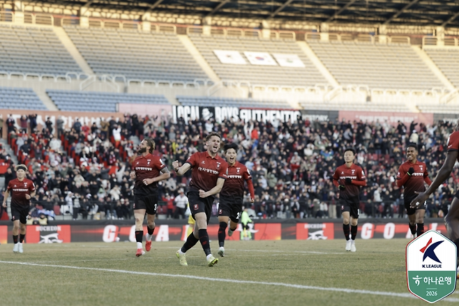 부천 갈레고의 득점 후 기뻐하는 부천 팬과 선수들, 한국프로축구연맹