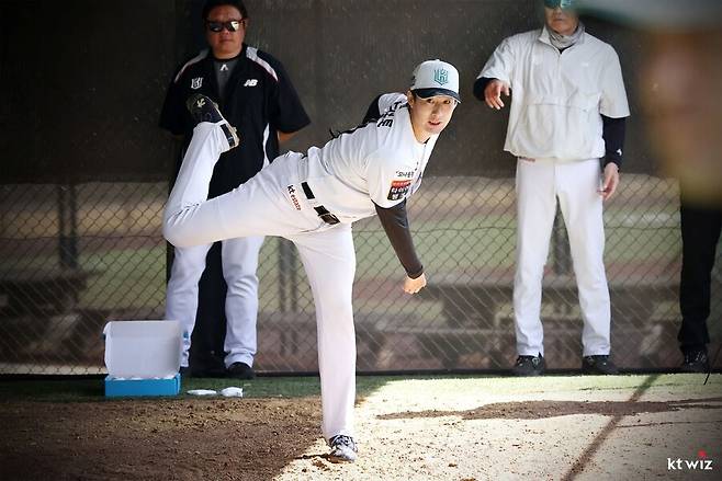 ▲ KT의 원팀 정신에 감명을 받은 스기모토는 적어도 고영표가 던질 때는 한국을 응원하겠다며 남다른 동료애를 과시했다 ⓒKT위즈