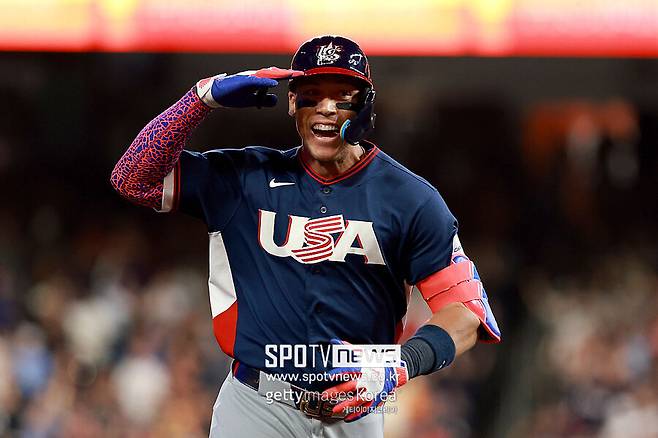 ▲ '캡틴 아메리카' 애런 저지가 미국 국가대표 유니폼을 입고 나선 첫 WBC(월드베이스볼클래식) 경기 첫 타석에서 홈런을 터트렸다. 저지는 한때 KIA에서 뛰었던 브라질 투수 보 다카하시를 상대로 2점 홈런을 기록했다.