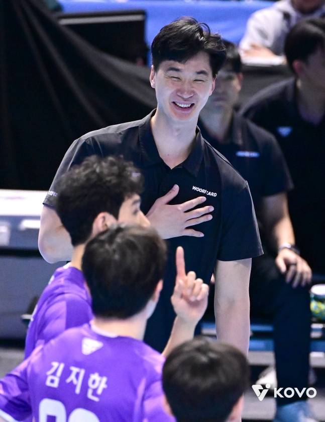 박철우 서울 우리카드 감독 대행이 6일 인천 계양체육관에서 열린 인천 대한항공과 진에어 2025~2026 V리그 방문경기에서 선수들의 플레이를 보며 미소를 짓고 있다. /사진=KOVO 제공