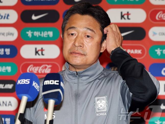 이민성 대한민국 23세 이하(U-23) 축구 대표팀 감독이 지난 1월  25일 오후 인천국제공항을 통해 귀국 후 인터뷰를 하고 있다. 이민성 감독이 이끄는 축구 대표팀은 김상식 감독의 베트남에 승부차기 끝에 충격적인 패배를 당하며 아시아축구연맹(AFC) U-23 아시안컵을 4위로 마감했다. /사진=뉴스1