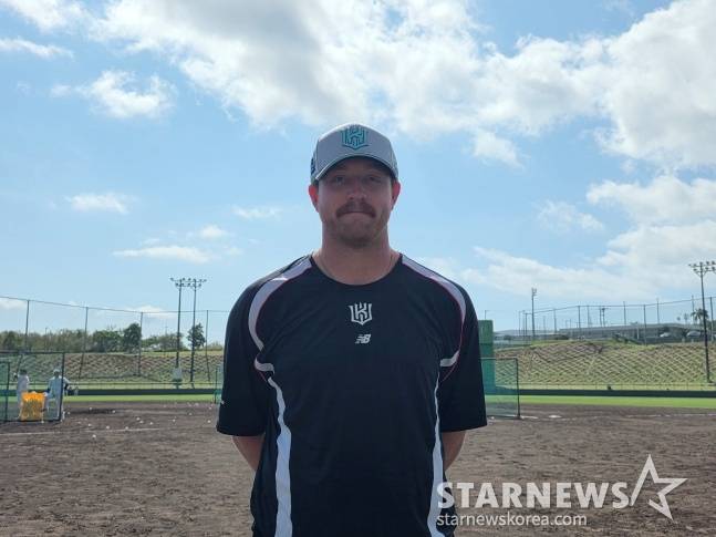KT 사우어가 지난달 26일 일본 오키나와현 우루마 구시카와 야구장에서 열린 2026 KT 스프링캠프 훈련을 마치고 인터뷰에 응했다. /사진=김동윤 기자