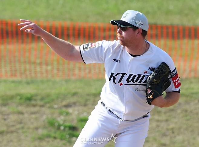 KT 위즈가 지난 2월 26일 일본 오키나와현 우루마 쿠시카와 야구장에서 스프링캠프 일정을 진행했다. 사우어가 피칭 훈련을 하고 있다. /사진=김진경 대기자