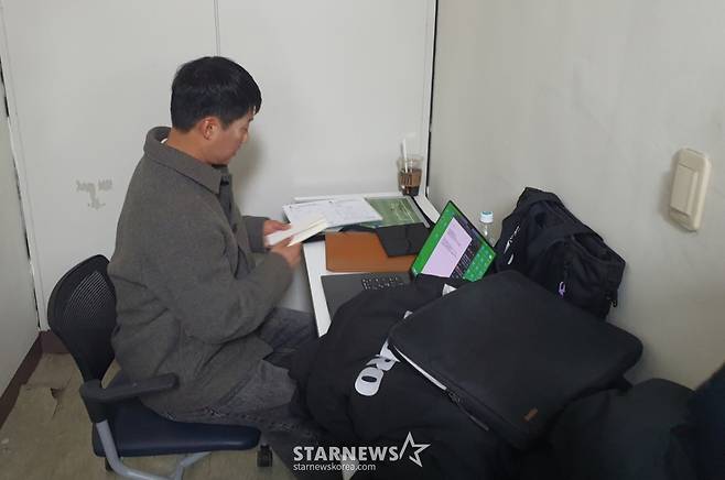 경기 전 라커룸 밖 공간에서 경기를 준비하는 이정효 감독의 모습. /사진=박재호 기자