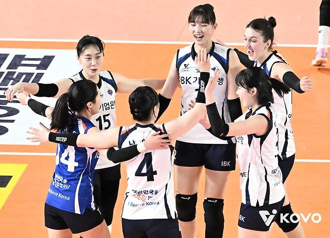 득점 후 기뻐하는 IBK기업은행 선수들 [한국배구연맹 제공. 재판매 및 DB 금지]