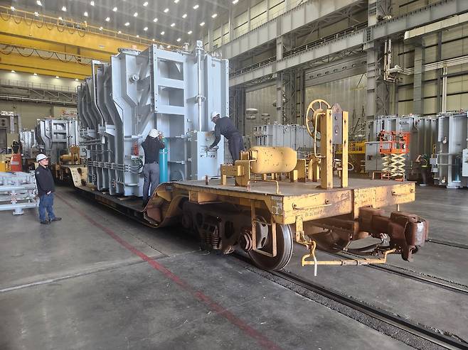 美제2공장 건설 착수한 HD현대일렉트릭 변압기 공장  (몽고메리[미 앨라배마주]=연합뉴스) 이종원 통신원= HD현대일렉트릭은 6일(현지시간) 미국 앨라배마주 몽고메리시에 위치한 북미 생산법인에서 제2공장 기공식을 개최했다. 현지 직원들이 공장 내 설치된 철도 화차에 실린 변압기 점검에 여념이 없다. higher2501@yna.co.kr 2026.3.7