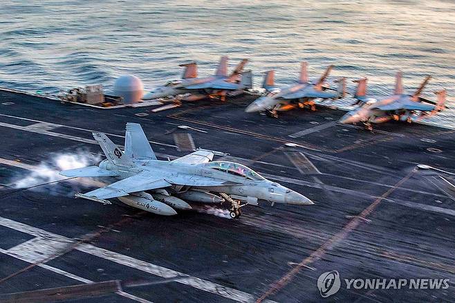 미군 항모 에이브러햄 링컨호에 착함하는 F/A-18F 슈퍼호넷 전투기 [미 해군·미 중부사령부/AFP=연합뉴스 자료사진]