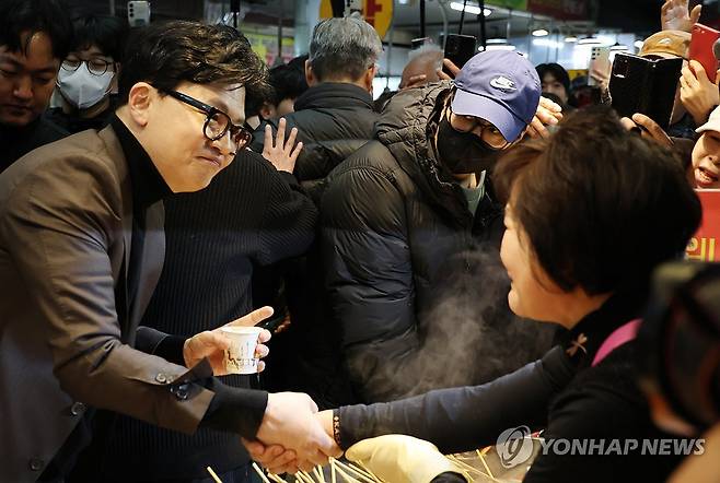 분식집 찾은 한동훈 (부산=연합뉴스) 박성제 기자 = 한동훈 전 국민의힘 대표가 7일 부산 북구 구포시장의 한 분식집을 찾아 상인들을 만나고 있다. 2026.3.7 psj19@yna.co.kr