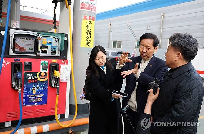 대전 주유소 찾은 구윤철 부총리 (대전=연합뉴스) 이주형 기자 = 구윤철 부총리 겸 재정경제부 장관이 6일 대전 유성구의 한 주유소 현장을 방문해 주유소 관계자로부터 유류 거래량 등 현장 상황을 듣고 있다. 2026.3.6 coolee@yna.co.kr