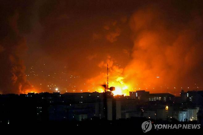 불타는 메흐라바드 국제공항 (AFP=연합뉴스) 이란 테헤란 메흐라바드 국제공항 공습 현장에서 7일(현지시간) 연기와 불길이 피어오르고 있다. 이스라엘은 이날 테헤란 내 목표물에 대해 '광범위한' 타격을 개시했다고 밝혔다. 2026.3.7 [재판매 및 DB 금지]