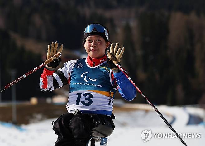 김윤지, '응원해주셔서 감사합니다' (테세로=연합뉴스) 한종찬 기자 = 7일(현지시간) 이탈리아 테세로 크로스컨트리 스타디움에서 열린 2026 밀라노·코르티나 동계 패럴림픽 파라 바이애슬론 여자 스프린트 좌식 7.5㎞ 결선에서 김윤지가 결승선을 통과한 뒤 인사하고 있다. 2026.3.7 saba@yna.co.kr
