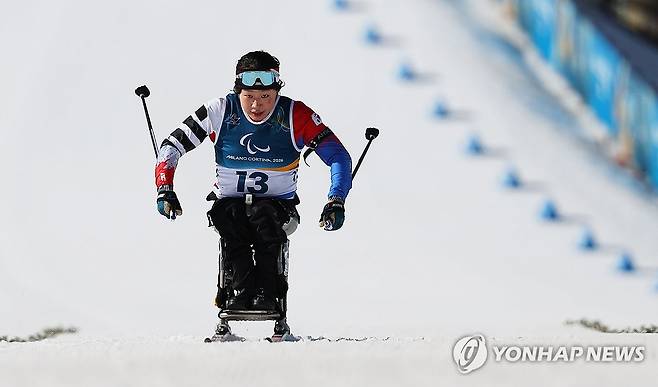 김윤지, '질주' (테세로=연합뉴스) 한종찬 기자 = 7일(현지시간) 이탈리아 테세로 크로스컨트리 스타디움에서 열린 2026 밀라노·코르티나 동계 패럴림픽 파라 바이애슬론 여자 스프린트 좌식 7.5㎞ 결선에서 김윤지가 힘차게 질주하고 있다. 2026.3.7 saba@yna.co.kr
