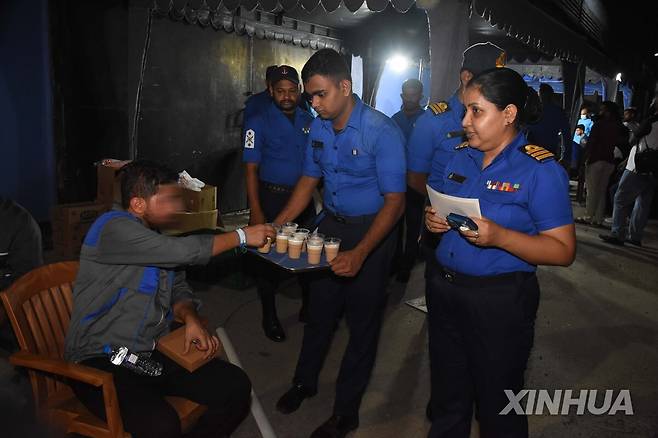 스리랑카에 수용된 이란 군함 승조원 지난 6일(현지시간) 스리랑카 콜롬보항 인근 해군기지에서 스리랑카 측이 이란 해군 보급함 부셰르함 승조원들을 돌보고 있다. 
[신화통신 연합뉴스 자료사진. 재판매 및 DB 금지]