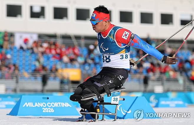 신의현, '질주' (테세로=연합뉴스) 한종찬 기자 = 7일(현지시간) 이탈리아 테세로 크로스컨트리 스타디움에서 열린 2026 밀라노·코르티나 동계 패럴림픽 파라 바이애슬론 남자 스프린트 좌식 7.5㎞ 결선에서 신의현이 힘차게 질주하고 있다. 2026.3.7 saba@yna.co.kr