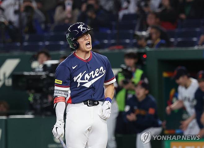 삼진아웃에 아쉬워하는 김혜성 (도쿄=연합뉴스) 임화영 기자 = 7일 일본 도쿄돔에서 열린 2026 월드베이스볼클래식(WBC) 조별리그 C조 2차전 대한민국과 일본의 경기.
    8회초 2사 만루 한국 김혜성이 삼진아웃 당한 뒤 아쉬워하고 있다. 2026.3.7 hwayoung7@yna.co.kr