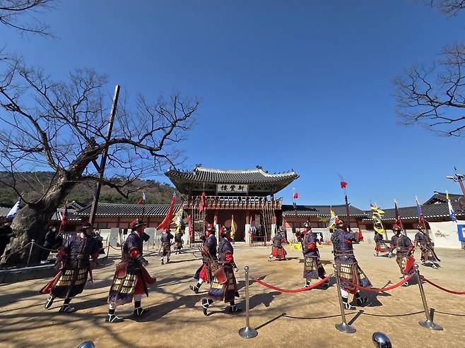 ▲ 화성행궁 신풍루 앞에서 무예 24시 공연이 3월부터 다시 시작했다.