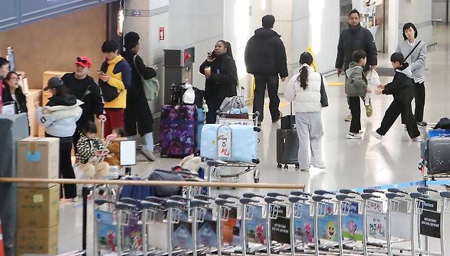 ▲&nbsp;세계적인 허브 공항으로 도약한 인천국제공항은 5단계 인프라 확충과 공항경제권 조성이라는 시대적 과제에 직면해 있다. 혼잡한 인천국제공항 입국장. /인천일보DB