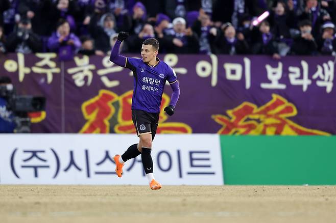 8일 안양종합운동장서 열린 프로축구 K리그1 2라운드 경기서 안양 마테우스가 제주를 상대로 골을 터트린후 관중에게 인사하고 있다. 사진=한국프로축구연맹