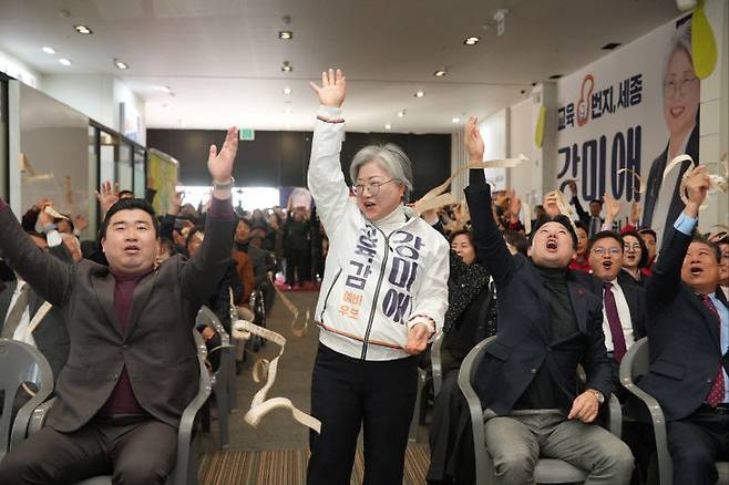 강미애 예비후보가 참석자 전원과 함께하는 커팅식에서 한글이 쓰여진 한지를 높이 던지고 있다./사진=강미애 캠프 제공