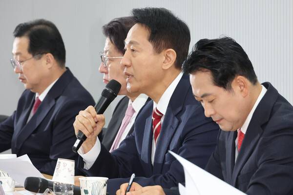 오세훈 서울시장이 12일 서울 여의도 당사에서 열린 '지방선거총괄기획단-시도 광역단체장 연석회의'에서 발언하고 있다.왼쪽부터 이장우 대전시장, 박형준 부산시장, 오세훈 서울시장, 장동혁 대표. 연합뉴스