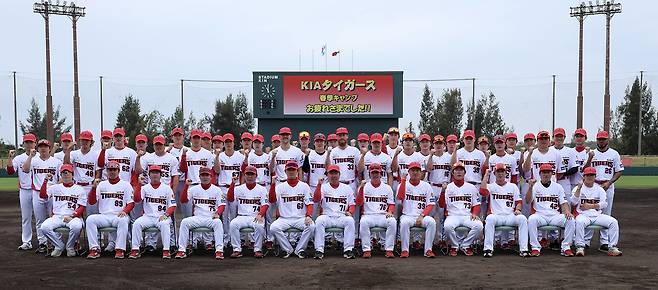 KIA 타이거즈 선수단이 지난 7일 일본 오키나와 킨 구장에서 마지막 훈련을 마친 뒤 기념촬영을 하고 있다. /사진=KIA 타이거즈 제공