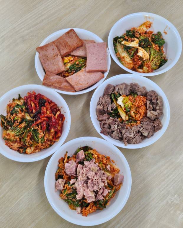 우삼겹이나 스팸, 참치, 무말랭이 등 취향에 맞춰 각종 재료를 추가한 ‘커스텀 봄동비빔밥’ .
