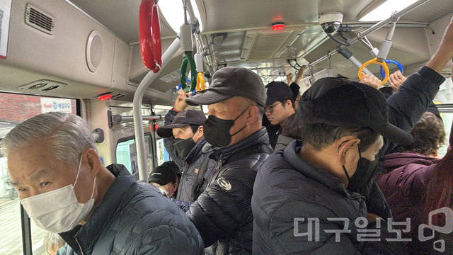 대중교통 무임승차로 인한 지자체 적자 규모가 감당하기 어려운 수준으로 누적되고 있다. 지난 6일 오전 9시께 대구의 한 시내버스는 어르신들로 가득했다. 서고은 수습기자