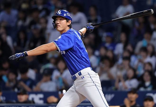 18일 오후 6시30분 창원 NC파크에서 열린 2025 신한 SOL 뱅크 KBO리그 삼성 라이온즈와 NC 다이노스 경기에서 구자욱이 홈런을 치고 있다. <삼성 라이온즈 제공>