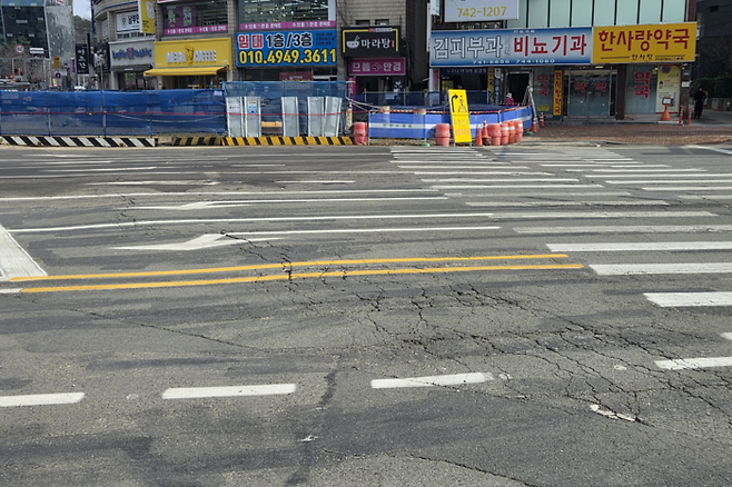 6일 오후 방문한 대구 수성구 만촌네거리 천공기 전도 사고 지점. 천공기가 쓰러진 위치 부근으로 아스팔트 균열이 확인됐다. 최시웅기자