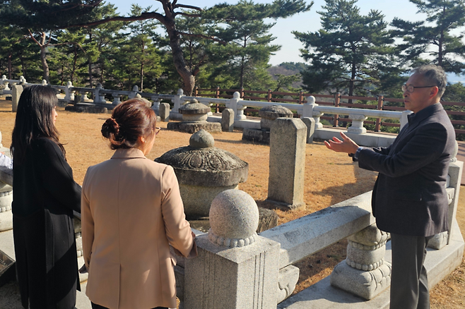 4일 박재범 성주군 문화관광해설사가 세종대왕자 태실 중 단종의 태가 묻혀있던 곳에서 태실에 대한 이야기를 들려주고 있다. 석현철 기자