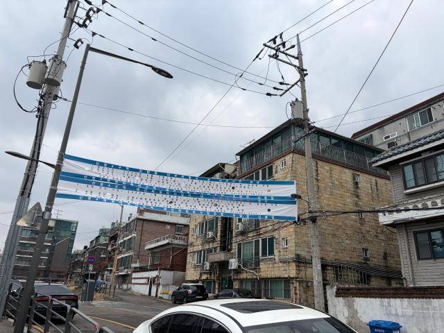서울 양천구 신정4구역 일대 빌라촌에 이주 기간을 안내하는 현수막이 걸려 있다 사진이은별 기자