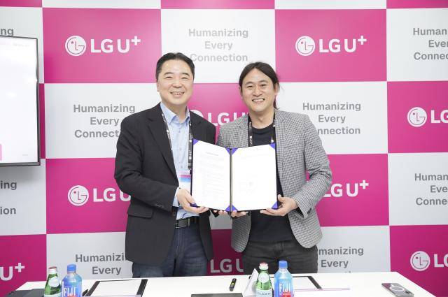 이상엽 LG유플러스 CTO(왼쪽)와 백준호 퓨리오사AI 대표가 지난 4일 MWC26 현장에서 MOU 행사 이후 기념촬영을 하고 있다. [사진=LG유플러스]