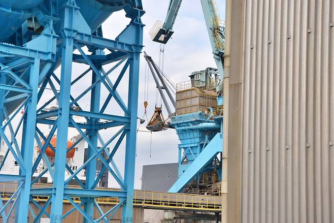 5일 오후 울산시 울주군 온산항 3부두에 정박한 대형 선박으로부터 크레인이 원료를 하역하고 있다.(사진= 고려아연)