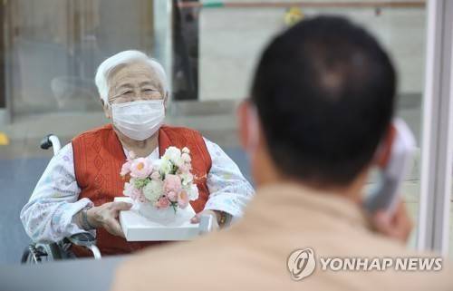 치매 환자가 빠르게 늘면서 신탁업 영위와 요양서비스 제공이 모두 가능한 보험회사의 역할이 부각되고 있다./사진=연합뉴스