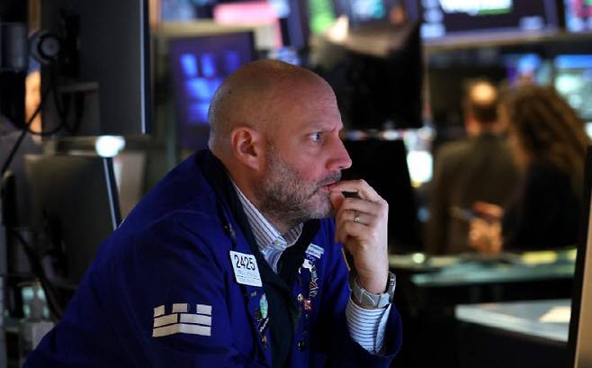 뉴욕증권거래소에서 한 트레이더가 심각한 표정으로 투자 동향을 파악하고 있다. (사진=AFP)
