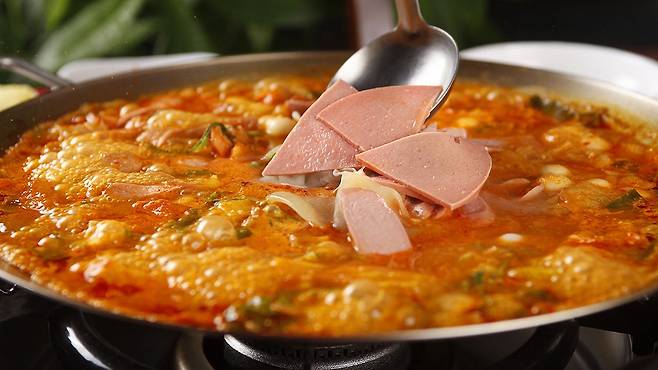 짜게 먹는 식습관이 2030세대 고혈압의 주요 원인 중 하나로 꼽힌다|출처: 게티이미지뱅크