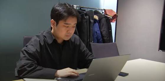 국세청 '1차 탈취자' 제보 확인하는 취재진