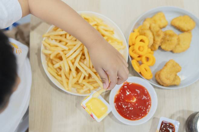 어릴 때 초가공식품을 많이 먹을수록 불안이나 공격성, 과잉행동을 보일 가능성이 높다는 연구 결과가 나왔다. 사진=게티이미지뱅크
