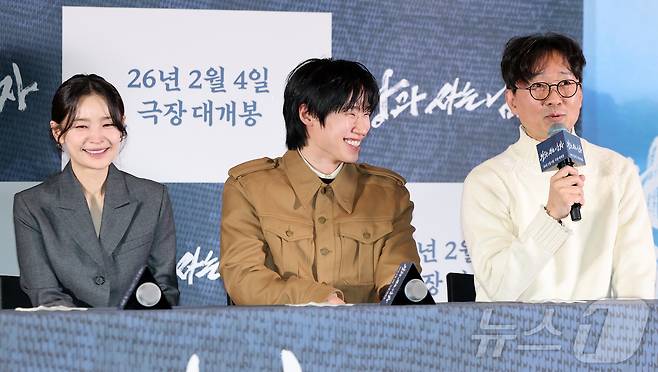 배우 김민이 21일 오후 서울 강남구 코엑스 메가박스점에서 열린 영화 ‘왕과 사는 남자’ 기자간담회에서 장항준 감독(오른쪽)의 캐스팅 비화 설명 중 환하게 웃고 있다. '왕과 사는 남자'는 1457년 청령포, 마을의 부흥을 위해 유배지를 자처한 촌장과 왕위에서 쫓겨나 유배된 어린 선왕의 이야기로, 내달 4일 개봉한다. 2026.1.21 ⓒ 뉴스1 김진환 기자