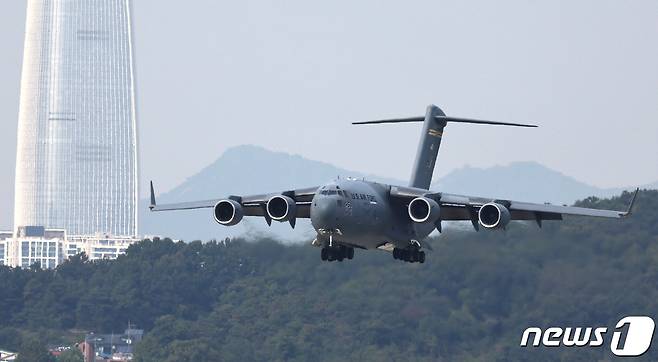 미국 공군 수송기 C-17 글로브마스터. 2023.10.18 ⓒ 뉴스1 구윤성 기자