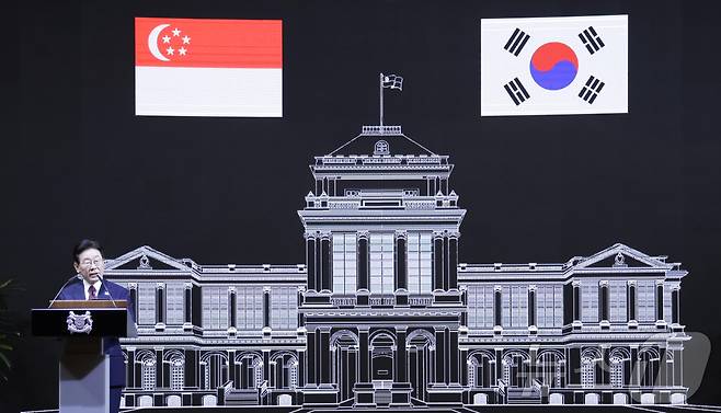 이재명 대통령이 2일(현지시간) 싱가포르 한 호텔에서 열린 국빈만찬에서 건배사를 하고 있다. 2026.3.2 ⓒ 뉴스1 허경 기자