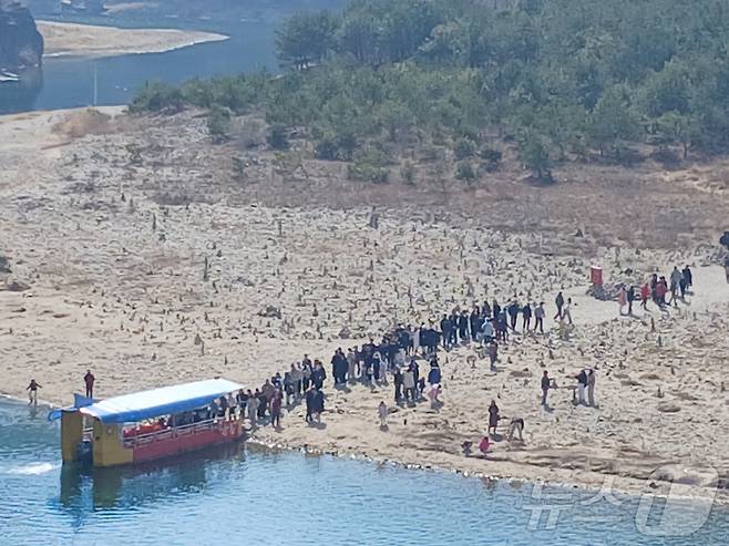 8일 오후 강원 영월군 청령포에 여행객들이 몰려들고 있다. 조선 6대 임금 단종을 다룬 영화 '왕과 사는 남자'(왕사남)의 누적 관객 수가 1000만 명을 넘어선 가운데, 단종 유배지였던 청령포에 영화 관람객을 비롯한 관광객들로 북적이고 있다. 2026.3.8 ⓒ 뉴스1 신관호 기자