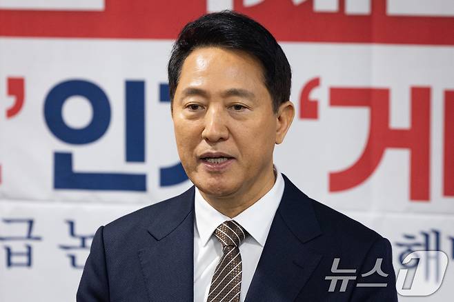 오세훈 서울시장이 6일 서울 여의도 국회 의원회관에서 열린 정책토론회 참석 후 현안 관련 취재진 질문에 답하고 있다. 2026.3.6 ⓒ 뉴스1 유승관 기자