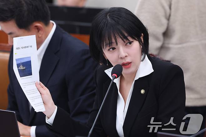 배현진 국민의힘 의원이 6일 서울 여의도 국회에서 열린 외교통일위원회 전체회의에서 질의를 하고 있다. 2026.3.6 ⓒ 뉴스1 신웅수 기자